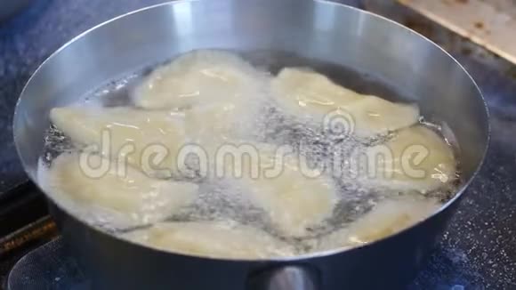 锅贴用不锈钢煮饭泡水视频的预览图