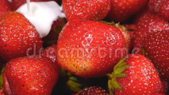 酸奶在新鲜草莓上流动视频的预览图