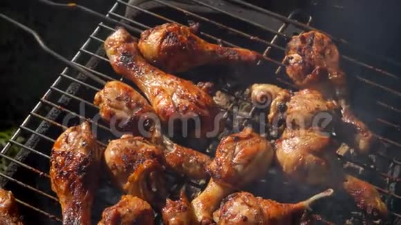 烤架上烤制的鸡腿视频的预览图