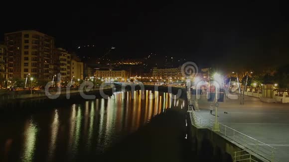 纳维翁河现代西班牙建筑夜景视频的预览图