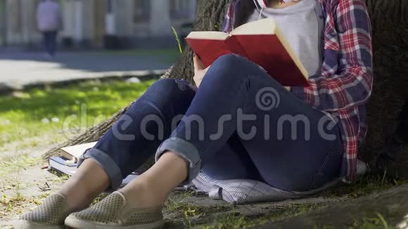 女士在公园里读浪漫小说担心书英雄畅销书视频的预览图