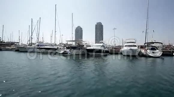 船停靠在巴塞罗那视频的预览图