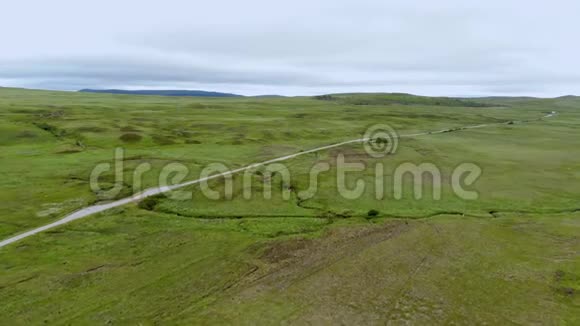 苏格兰高地的无限绿野空中无人机飞行视频的预览图