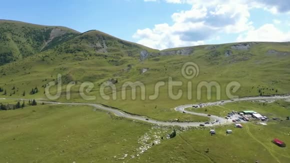 罗马尼亚著名山道横贯阿尔皮纳的鸟瞰图视频的预览图