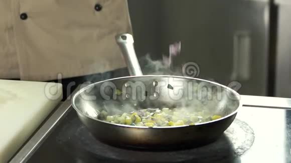 厨师把切好的红洋葱倒入热的铁铸锅里视频的预览图