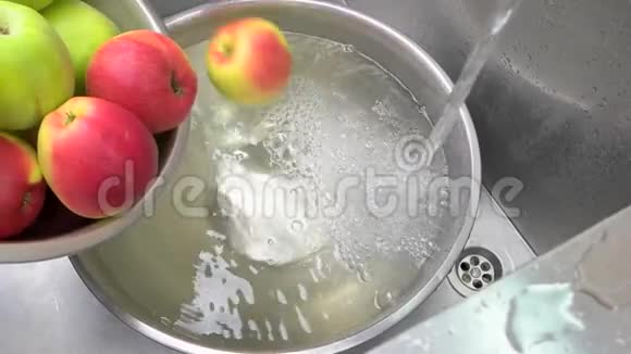 苹果落在水里俯视视频的预览图
