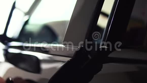 深色豪华车内饰方向盘仪表板库存通过司机车门展示汽车视频的预览图