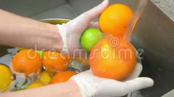 厨师双手洗橘子和石灰特写视频的预览图