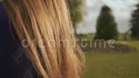 女孩们在风中飘扬着长长的金发绿色的草地夏天娱乐自由视频的预览图