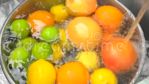 新鲜柑橘水果在自来水下堆集俯视图视频的预览图