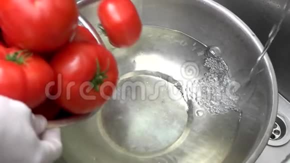 番茄掉进水里慢莫视频的预览图