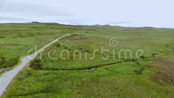 苏格兰高地的无限绿野空中无人机飞行视频的预览图