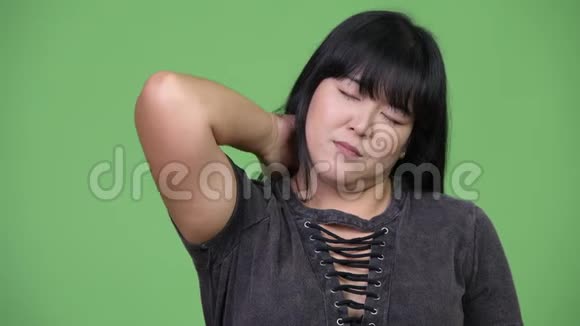 美丽的超重亚洲女人脖子疼视频的预览图