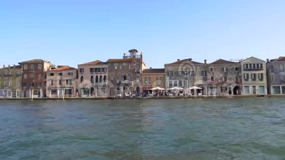 在大运河上进行水上游览观赏威尼斯奇妙的建筑和桥梁视频的预览图