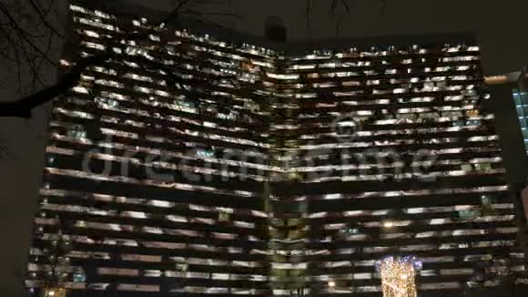 这座高楼装饰着喜庆的灯光你的视频的通用背景视频的预览图