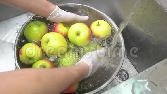 新鲜的青苹果在水里堆起来视频的预览图