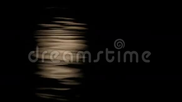 月亮反射在水面上视频的预览图