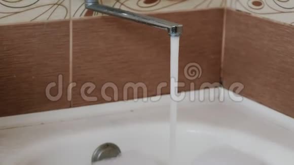 水流着泡沫涌入浴缸快关门摄像机从上到下移动视频的预览图