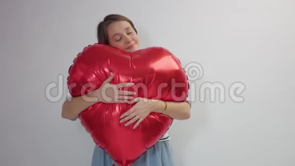 高加索女人抱着一颗巨大的红心视频的预览图