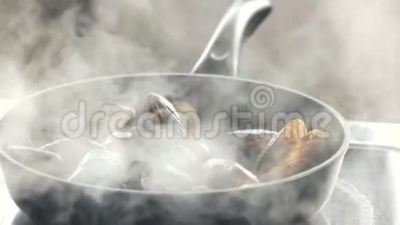把贻贝放在热锅里煮视频的预览图