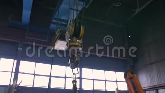 工业室内起重机吊钩在钢轨上绕着飞龙飞视频的预览图