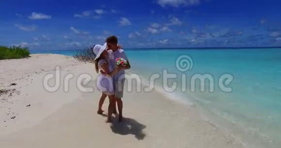 马尔代夫白色沙滩2人一对年轻夫妇一男一女站在一起相爱在阳光明媚的热带天堂视频的预览图