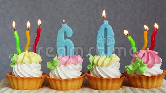 60岁生日快乐蛋糕和蓝色数字蜡烛视频的预览图