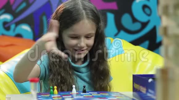 女妈妈玩棋盘游戏快乐的女儿教学过程视频的预览图