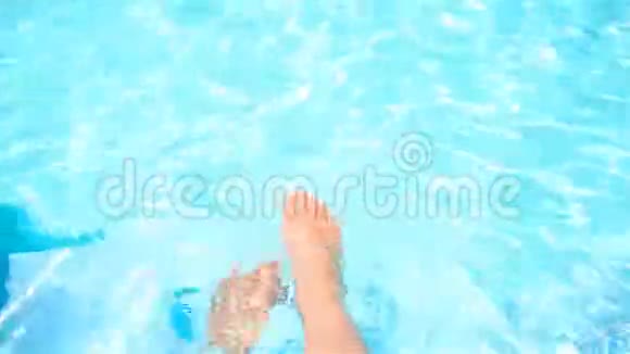 女足在游泳池旁放松视频的预览图