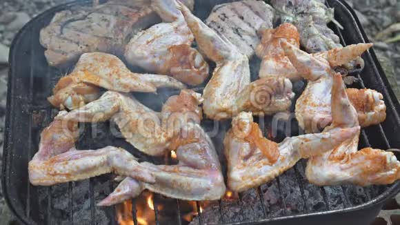 在烧烤架上翻过来的鸡肉翅膀肉是用芒果烧烤架炒的烤架上的鸡肉视频的预览图
