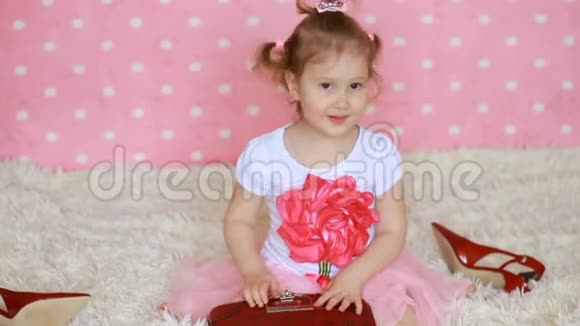 魅力四射时尚时尚界人士可爱的小女孩穿着红墨镜的心形粉色背景有趣搞笑视频的预览图