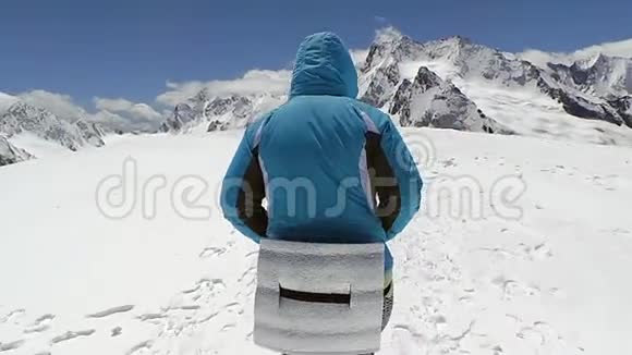 在山边行走的妇女雪险逆境成就道路成功的史诗般的冬季风景空中视频的预览图