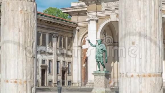 罗马皇帝君士坦丁一世纪念碑在米兰在圣洛伦佐马吉奥尔巴西利卡前面视频的预览图