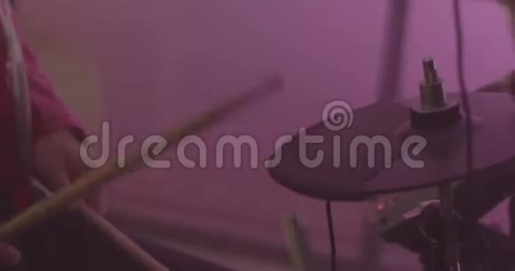 在音乐会演出中鼓手的特写镜头库存打击乐器无名鼓手在舞台上的鼓声视频的预览图