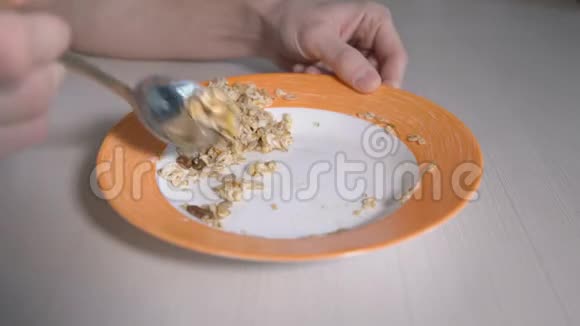 燕麦粥与葡萄干在盘子与橙色边缘视频的预览图