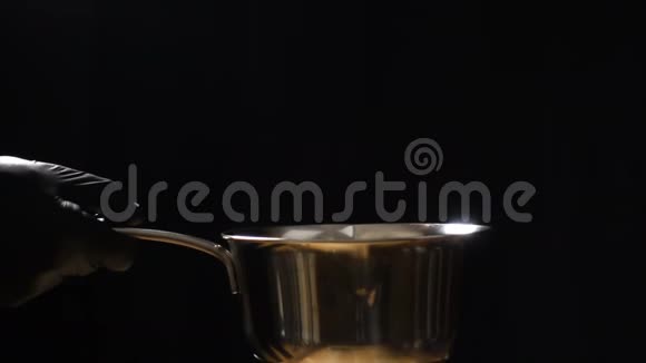 用烧汁和热滴搅拌锅视频的预览图