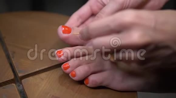 一个人修脚的女人视频的预览图