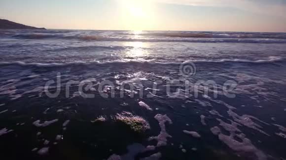 海波溅落背景石上海浪飞溅的石头从海上突出靠近大海的海浪视频的预览图