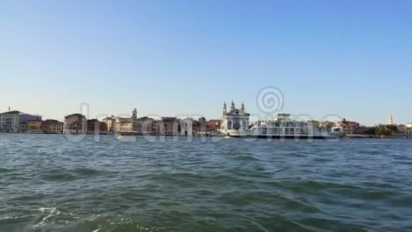 旅游船沿着河堤航行有威尼斯的景点交通视频的预览图