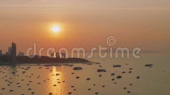 日落时芭堤雅湾及芭堤雅上空的阳光视频的预览图