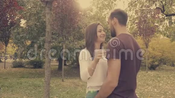 年轻恋爱的情侣在公园接吻视频的预览图