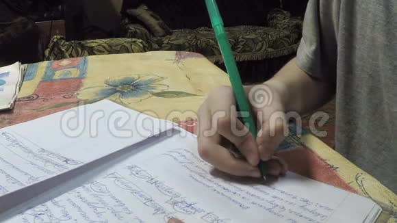 一个男孩做家庭作业视频的预览图