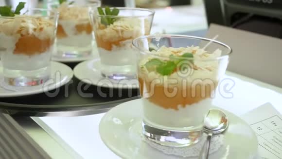 玻璃杯中的甜点慕斯草莓作为食物香草布丁和麝香甜点蛋糕在玻璃杯中装饰新鲜视频的预览图