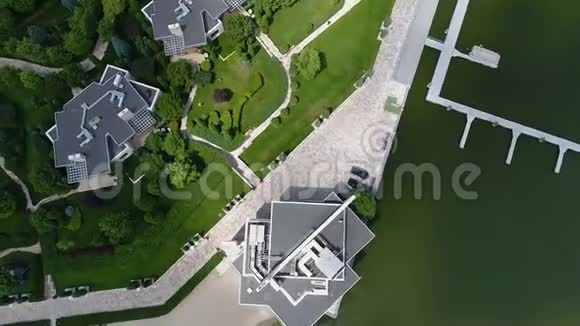 从山顶俯瞰湖岸景色的娱乐综合体婚礼期间飞过餐厅视频的预览图