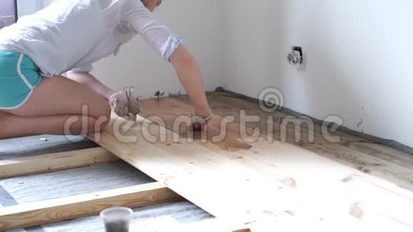 修理和装饰主人在木地板上涂上环保涂层天然油蜡深色视频的预览图
