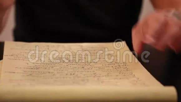 女手写黄色笔记本视频的预览图
