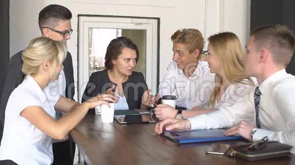 快乐的创意团队在休息时喝咖啡在办公室进行讨论视频的预览图