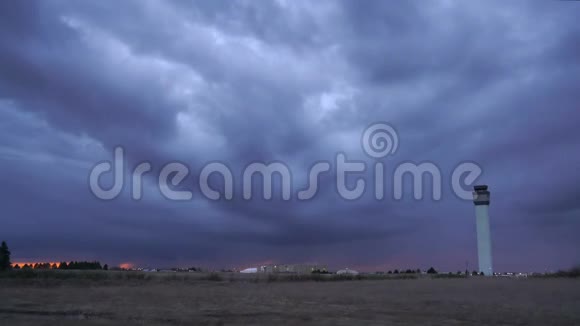 电子风暴严重程度天气越过控制塔螺旋烷机场视频的预览图