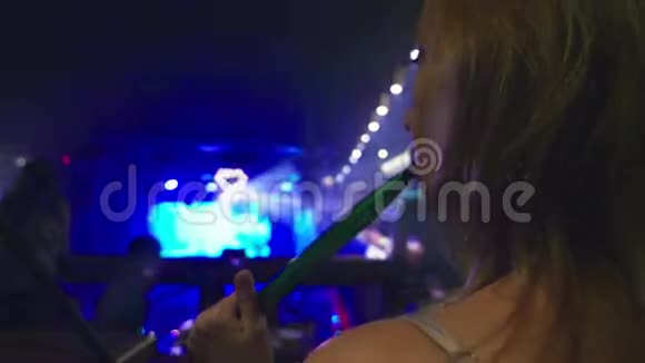 一个女孩在夜总会抽烟喝酒视频的预览图