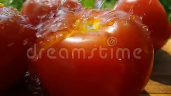 番茄天然有机木浇能量夏季水慢运动视频的预览图